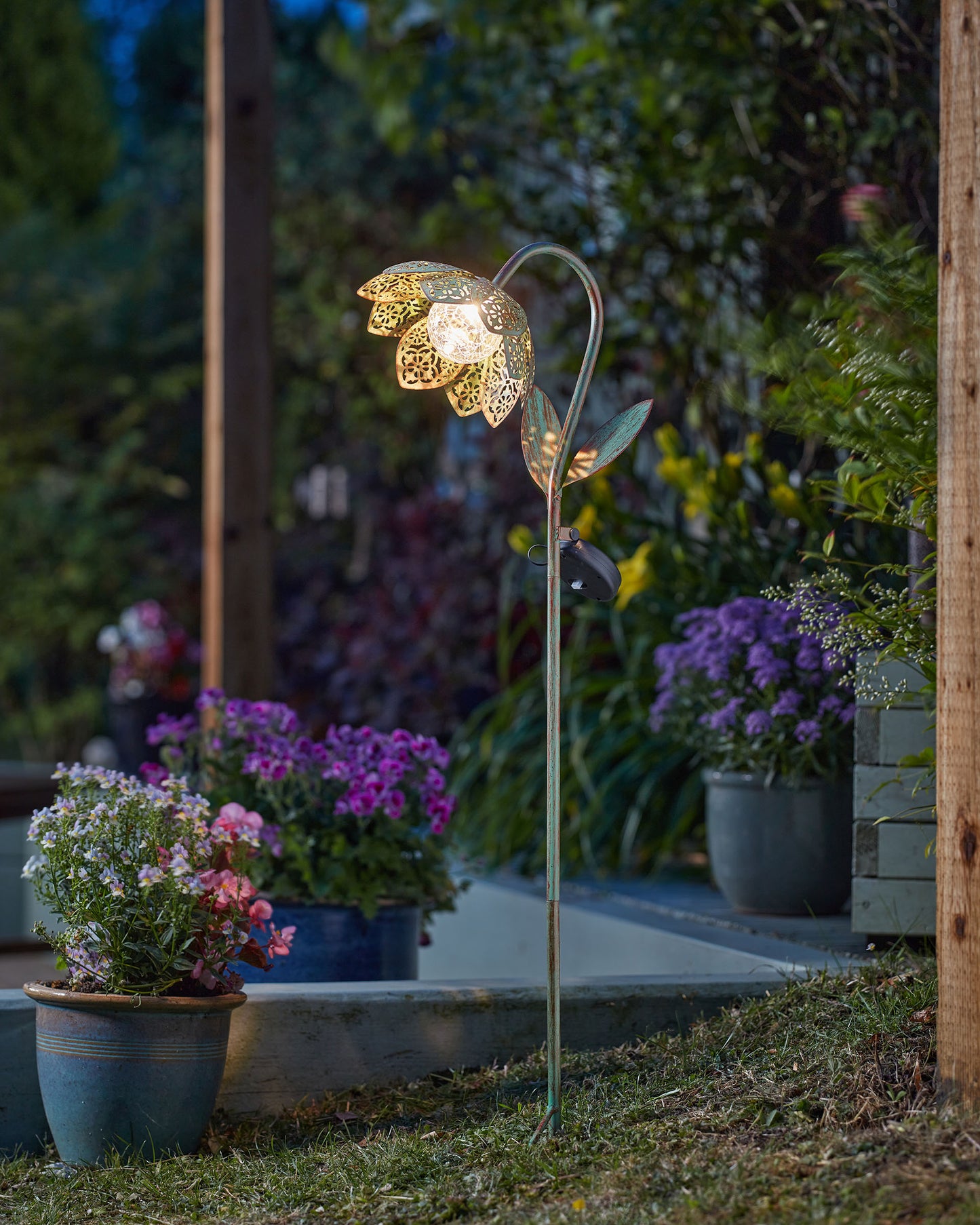 Damasque Solar Bloom Stake Light